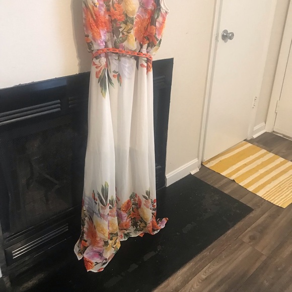 White floral dress. Belt included. Size 14 - Picture 2 of 4